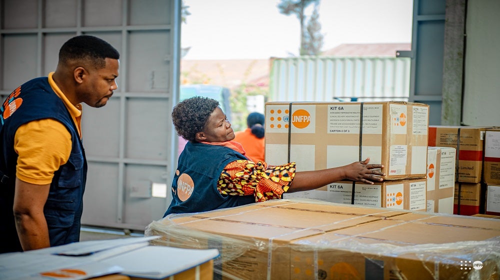 À l’entrepôt de Handicap International à Goma, des membres de l’équipe UNFPA supervisent la réception et l’entreposage des kits d’urgence en santé reproductive