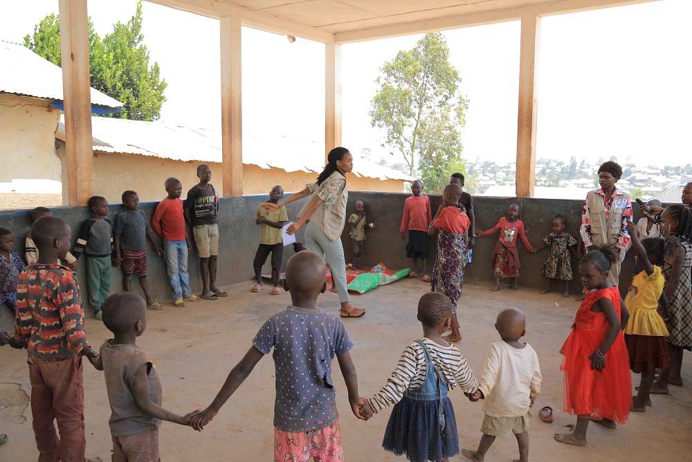 Les enfants vivant aux environs de l’espace sûr Amani de Bunia, jouent et sont en plein encadrement pendant les vacances scolaires