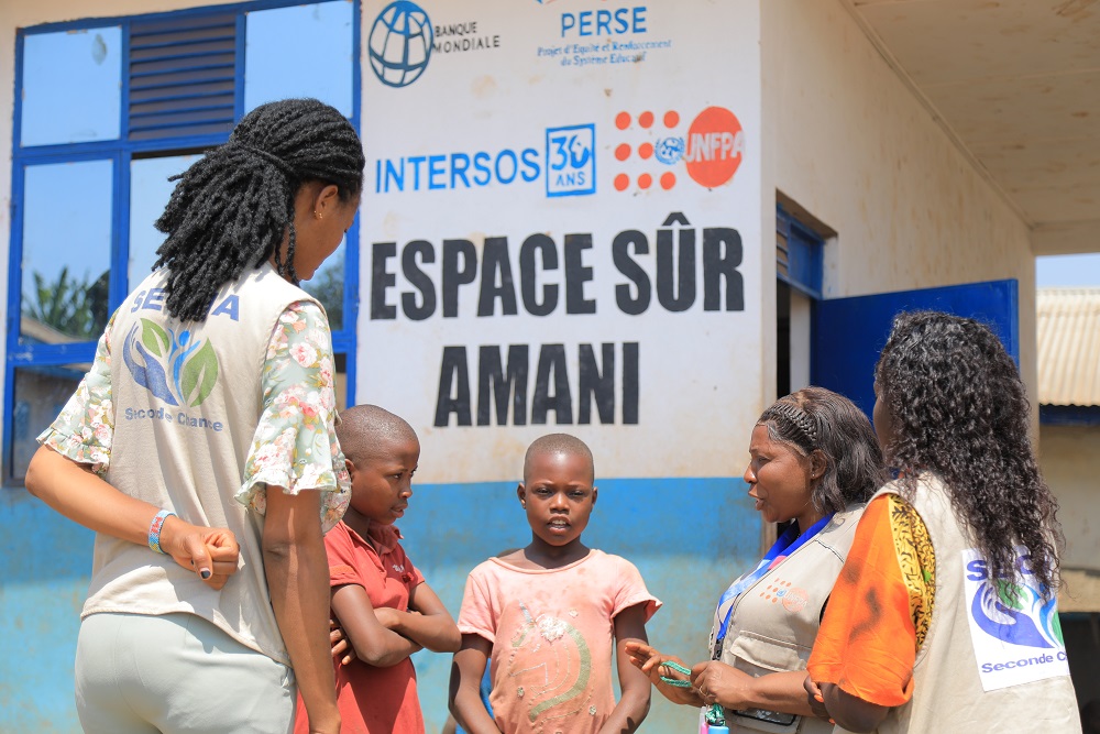 Swaze et sa copine Grâce reçoivent des conseils des assistantes psychosociales de l’Ong INTERSOS à l’espace sûr Amani de Bunia