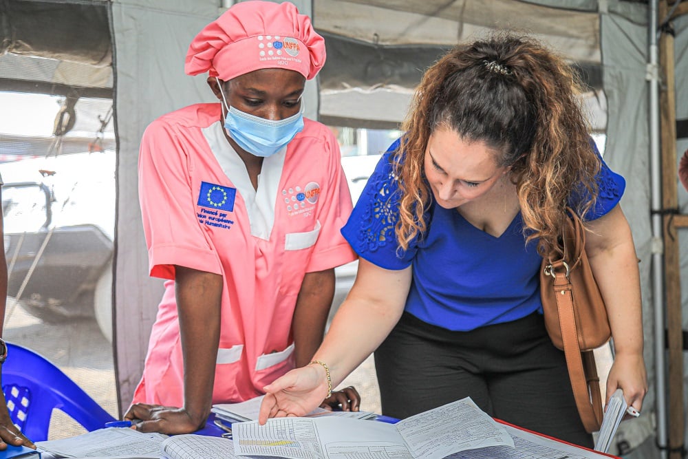 Mme Julie LA ROCHE, Assistante technique à la direction générale de la protection civile et des opérations d'aide humanitaire de la Commission européenne (ECHO) discute avec une sage-femme à la clinique mobile de Rusayo 1