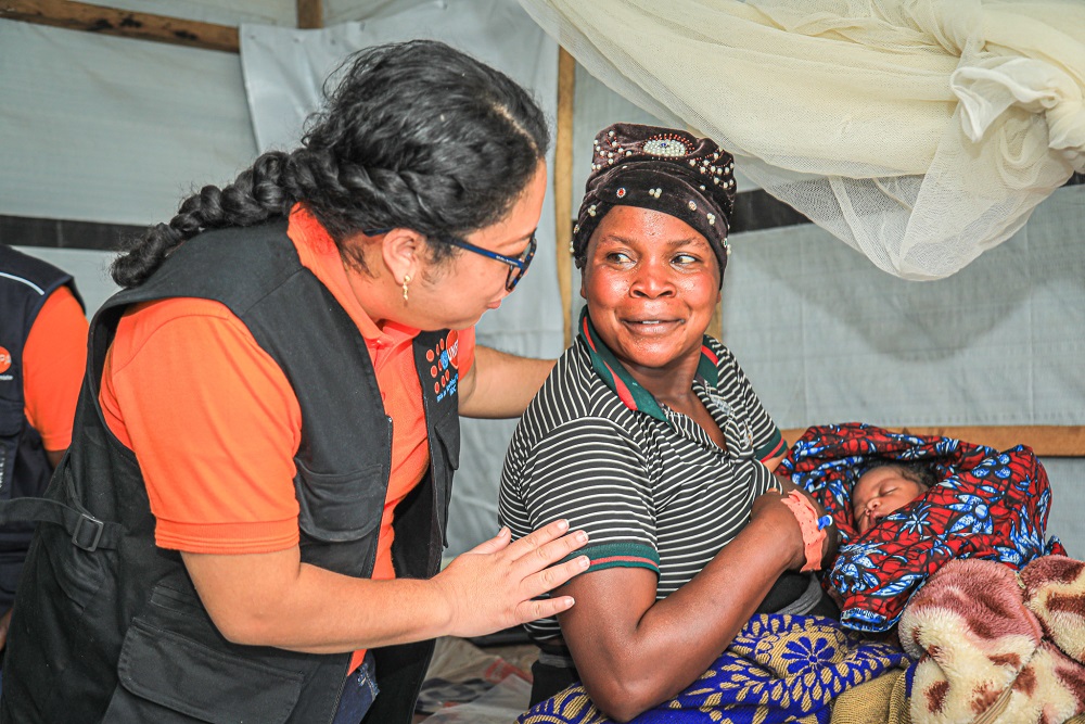 Mme Tolotra Andriamanana, Coordinatrice de programme du bureau de UNFPA à Goma encourage et félicite Françoise Ngwabira pour le bon déroulement de son accouchement dans la clinique mobile de Rusayo 1 au Nord-Kivu