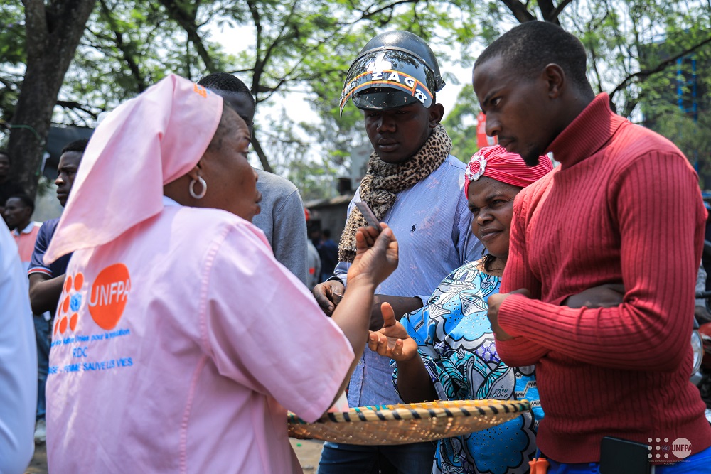 Une sage-femme sensibilise le public sur la planification familiale lors de la JMAH à Goma.