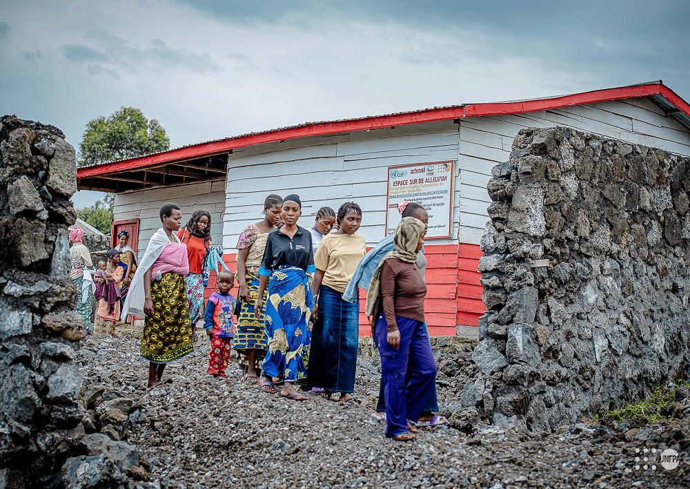 Après une séance d’accompagnement psychosocial à l’espace sûr Alléluyah, des femmes et des filles regagnent leur quartier, portant avec eux des outils d’estime de soi et d’espoir