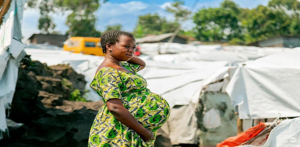 Dans un site de déplacement en RDC, Elisée Katsongo, 20 ans, vit sa grossesse sans soutien adéquat, sans l'avoir vraiment choisie. RDC. © UNFPA RDC / Jonas Yunus
