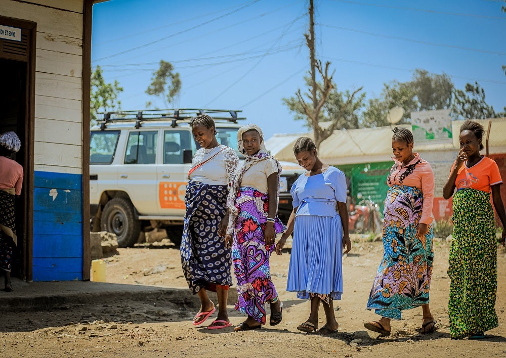 Des femmes enceintes arrivent pour une consultation prénatale au Centre de Santé du camp de déplacés de Kigonze, à Bunia, en Ituri. © UNFPA RDC / Jonas Yunus