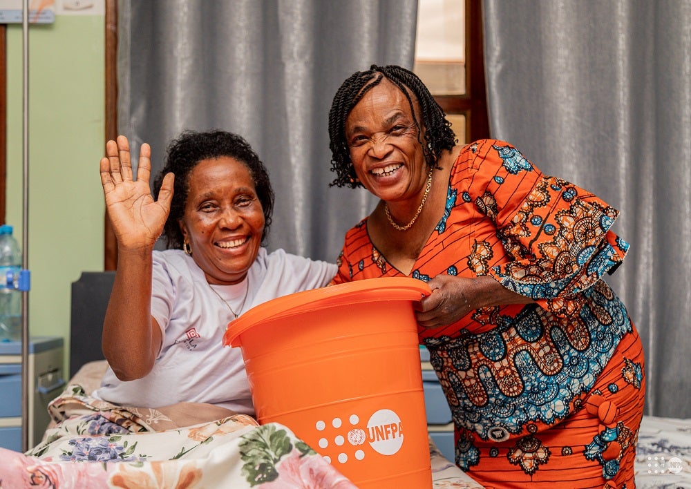 Entourée de Mme Virginie Mumbere, chargée des relations extérieures, Charlotte exprime sa gratitude après avoir reçu un kit de dignité à l’hôpital HEAL Africa de Goma