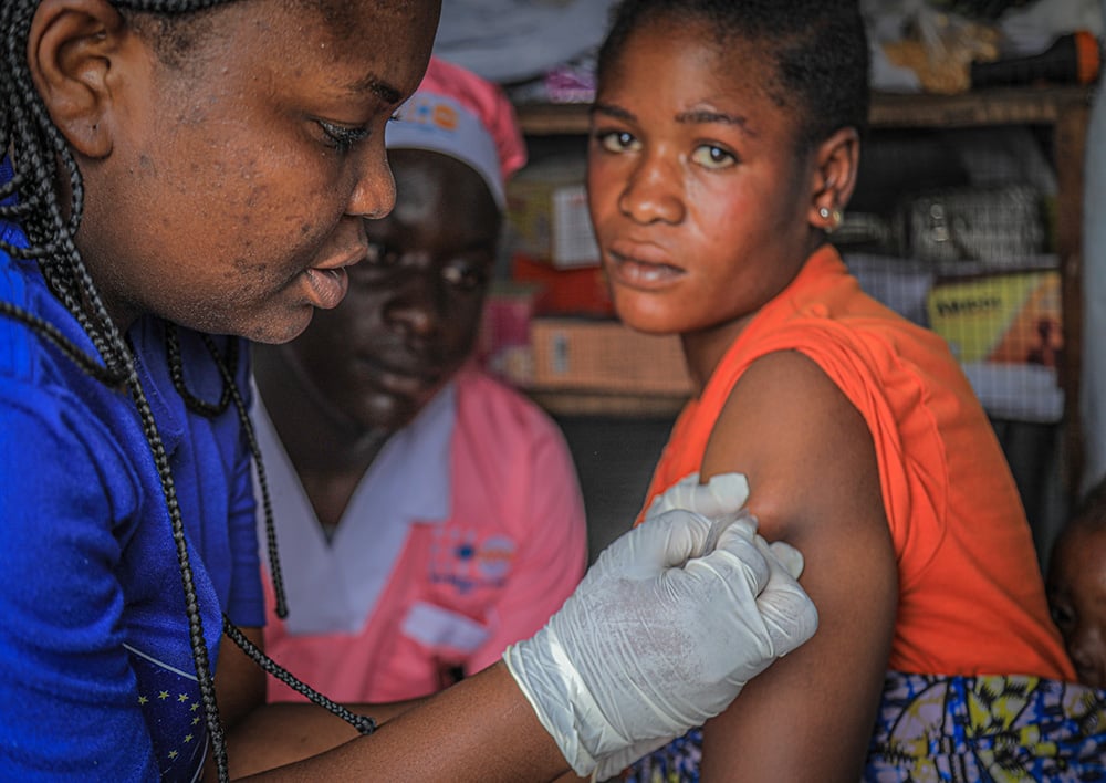 Nadège, une distributrice à base communautaire, administrant la méthode Sayana Presse à Françoise pour la planification familiale.