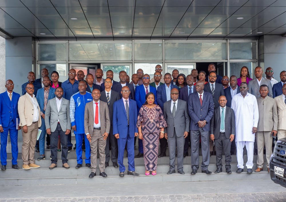 Photo de famille avec au centre la DG de l’INS à la clôture des travaux