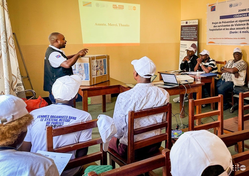 Présentation des objectifs stratégiques du projet CERF aux autorités sanitaires locales par HEAL Africa, avec l’appui de UNFPA, lors de l’atelier de lancement à Minova, Sud-Kivu