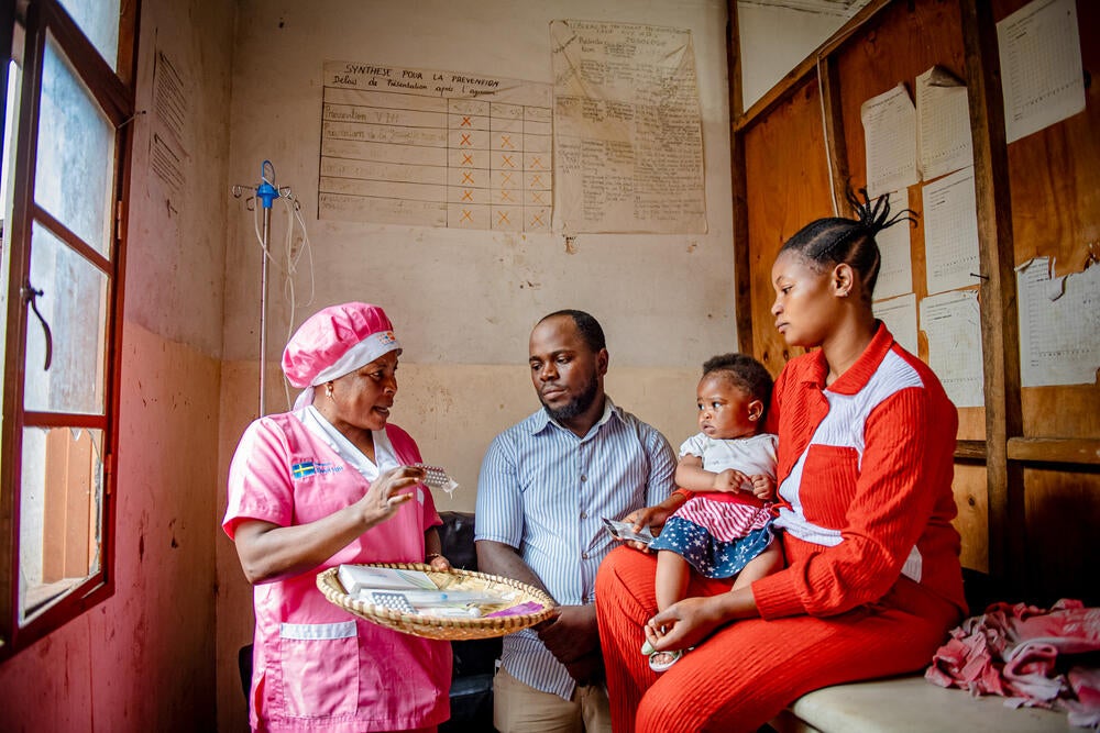 A Un couple marié se rend dans un centre de santé à Goma où il reçoit des informations sur la planification familiale d'une sage-femme. Ils décident d'utiliser la contraception pour espacer leurs grossesses en toute sécurité. © UNFPA DRC / Junior Mayindu