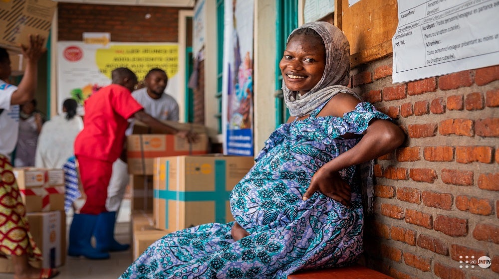 Une future maman souriante attend sa consultation au centre de santé de Turunga, pendant la réception des kits d’urgence en  santé de la reproduction