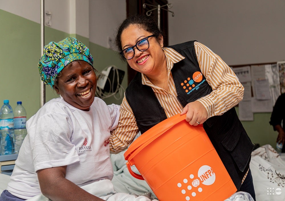  Une survivante de la fistule obstétricale partage un moment de joie avec Tolotra Andriamanana, la coordonnatrice de programmes de UNFPA zone Est, après avoir reçu son kit de dignité à l’hôpital HEAL Africa de Goma