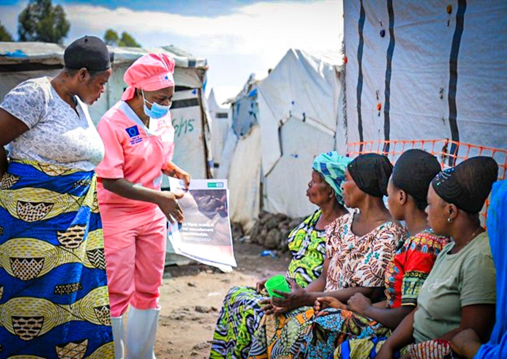 Une sage-femme en pleine sensibilisation contre le Mpox dans le site des déplacés de Rusayo au Nord-Kivu