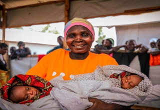 Wimana Rebecca, une femme déplacée avec ces jumeaux en mains de deux semaines de naissance à Rutshuru