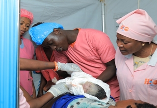 Des sage-femmes dirigeant un accouchement dans la clinique mobile de Lushagala au Nord-Kivu