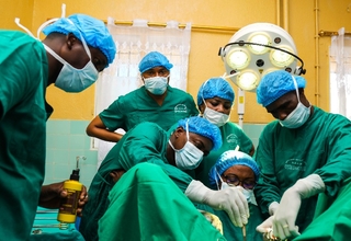Photo illustration, Réparation d'une fistule obstétricale par Docteur Dolorès de l'hôpital St Joseph de Kinshasa