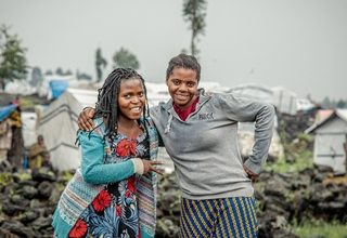 Merveille Baene à gauche et Liliane Faida à droite, des jeunes filles déplacées dans le camp de Bulengo  