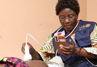  Une sage-femme en pleine séance d'examen d’échographie portable avec smartphone