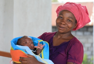 Guérie de la fistule obstétricale, Aline Hamuli porte son bébé en main au sortir de l'hôpital général de Munigi 