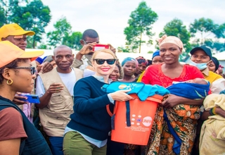 La Coordinatrice Humanitaire Adjointe, Madame Suzanna Tkalec, remet des kits de dignités aux femmes déplacées à Rutshuru