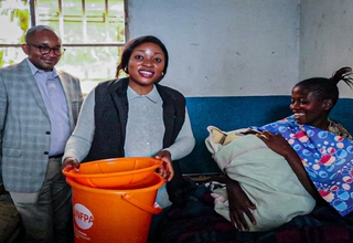 Mme Prisca kamala, conseillère principale du Gouverneur du Nord-Kivu en charge de santé, remet un kit de dignité à une bénéficia
