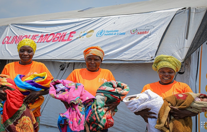 Trois femmes déplacées, ayant accouché des jumeaux à la clinique mobile de UNFPA à Lushagala, au quartier Mugunga à Goma