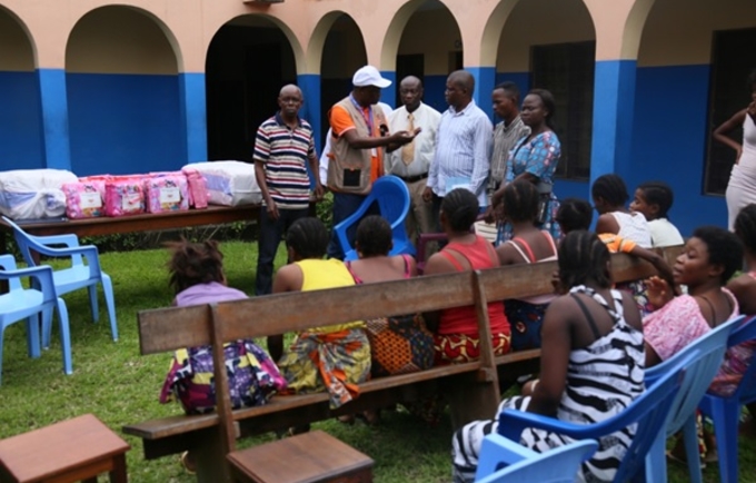 UNFPA remet des Kits de dignité et des produits de santé de la reproduction aux sinistrés des inondations, au Centre de santé Luyindu à Kinshasa
