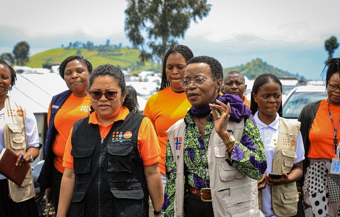 La Représentante a.i. de UNFPA RDC Suzanne Mandong, en visite aux personnes déplacées de Bulengo au Nord-Kivu.