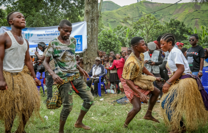 Danse traditionnelle des communautés Hunde, Hutus, Pygmés et  Nyanga pour la paix à Kirotshe au Nord-Kivu