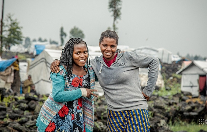 Merveille Baene à gauche et Liliane Faida à droite, des jeunes filles déplacées dans le camp de Bulengo  