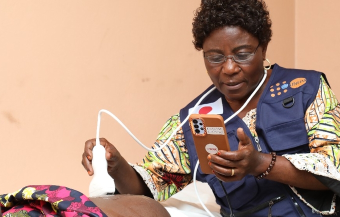  Une sage-femme en pleine séance d'examen d’échographie portable avec smartphone