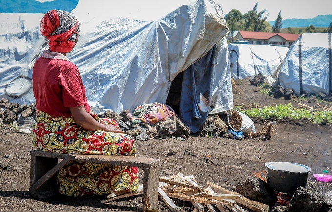Jeannette Kikanda (nom d’emprunt), devant sa hutte dans le site de déplacés de Bujari au Nord-Kivu