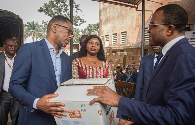 Le Représentant de UNFPA, Dr Eugene Kongnyuy remet symboliquement un carton au Directeur de cabinet du Ministre de la Santé