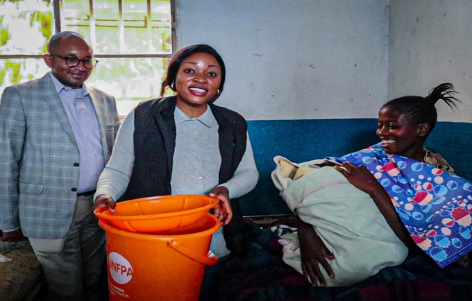Mme Prisca kamala, conseillère principale du Gouverneur du Nord-Kivu en charge de santé, remet un kit de dignité à une bénéficia