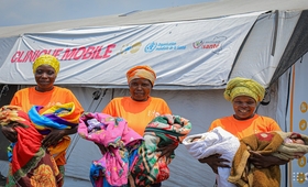 Trois femmes déplacées, ayant accouché des jumeaux à la clinique mobile de UNFPA à Lushagala, au quartier Mugunga à Goma