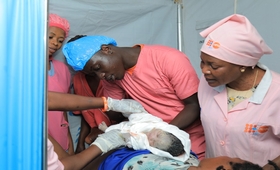 Des sage-femmes dirigeant un accouchement dans la clinique mobile de Lushagala au Nord-Kivu