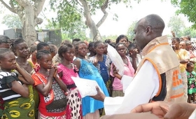 UNFPA distribue des kits d’accouchement aux femmes déplacées de Kalemie