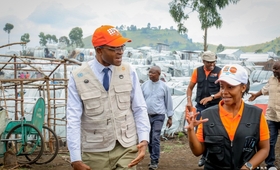 Le représentant pays de UNFPA en RDC Dr Eugene Kongnyuy, en visite des personnes déplacées de Bulengo au Nord-Kivu