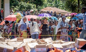 Remise des kits de dignité aux femmes victimes d'inondation à Kahele