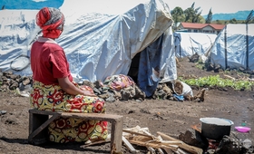 Jeannette Kikanda (nom d’emprunt), devant sa hutte dans le site de déplacés de Bujari au Nord-Kivu
