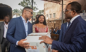 Le Représentant de UNFPA, Dr Eugene Kongnyuy remet symboliquement un carton au Directeur de cabinet du Ministre de la Santé