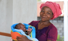 Guérie de la fistule obstétricale, Aline Hamuli porte son bébé en main au sortir de l'hôpital général de Munigi 