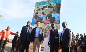 De gauche à droite, Le Gouverneur de la province du Tanganyika, l’ambassadeur du Canada, le Représentant de UNFPA et le premier secrétaire d’ambassade de Suède lors du lancement du projet TUSIKILIZANE