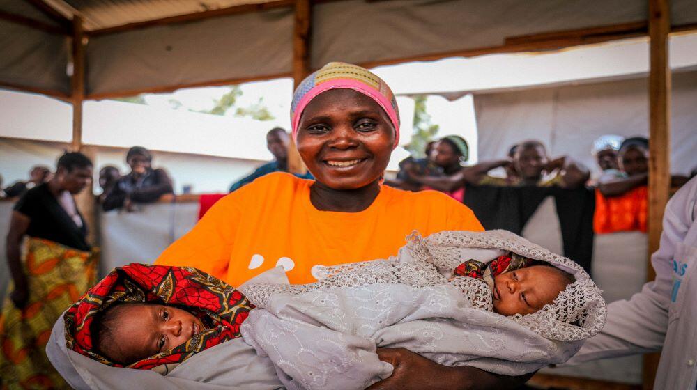 Wimana Rebecca, une femme déplacée avec ces jumeaux en mains de deux semaines de naissance à Rutshuru