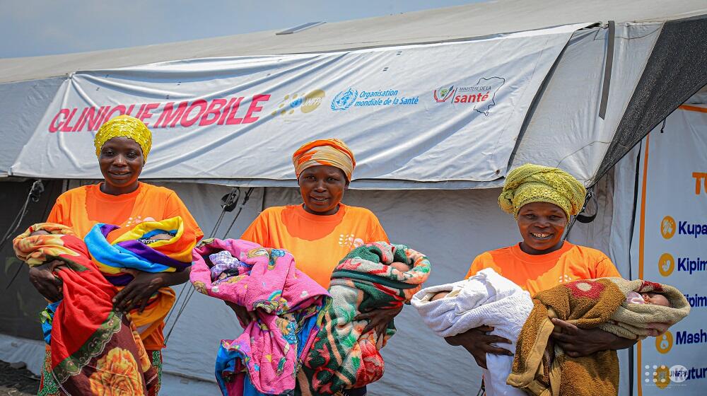 Trois femmes déplacées, ayant accouché des jumeaux à la clinique mobile de UNFPA à Lushagala, au quartier Mugunga à Goma