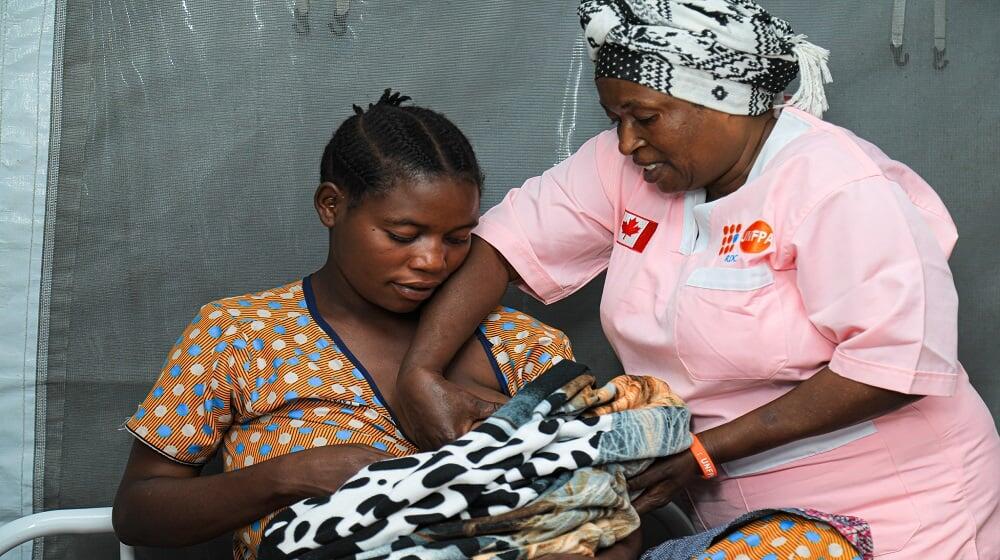 A woman gave birth in the mobile clinic installed in the Lushabaga site