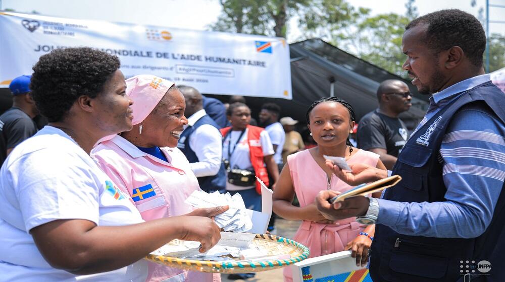 Les sage-femmes de la SCOSAF Nord-Kivu et de UNFPA, sensibilisent le public sur la planification familiale à l’occasion de la JMAH 2024 à Goma.