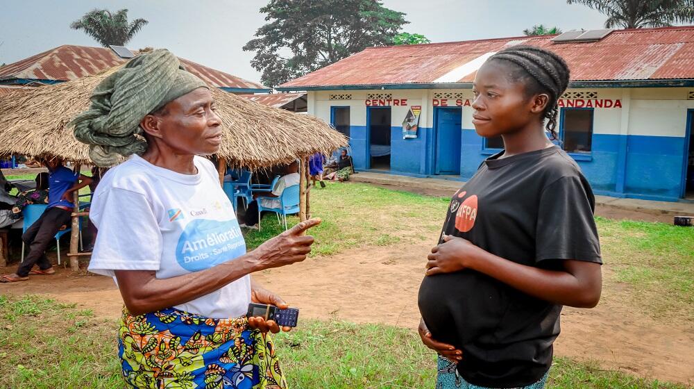 Une séance de sensibilisation d'un RECO avec une femme enceinte