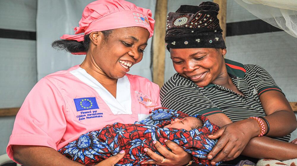 Françoise Ngwabira avec une sage-femme à la clinique mobile de UNFPA où elle a accouché dans le site de déplacés de Rusayo 