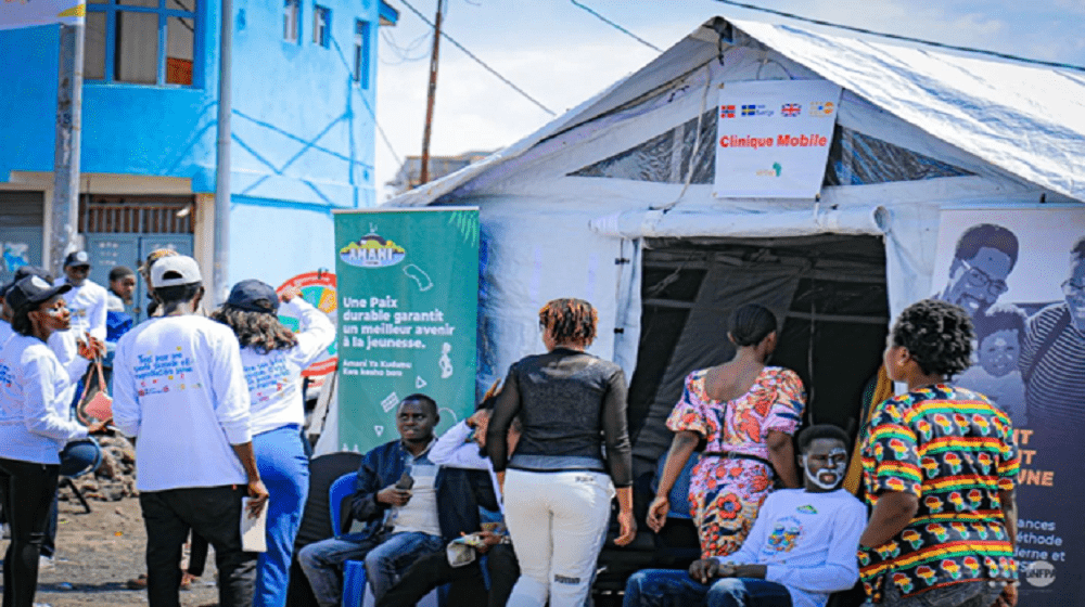 Des jeunes festivaliers accédant aux services de santé reproductive dans la clinique mobile installée par UNFPA au village Ihusi à Kituku.